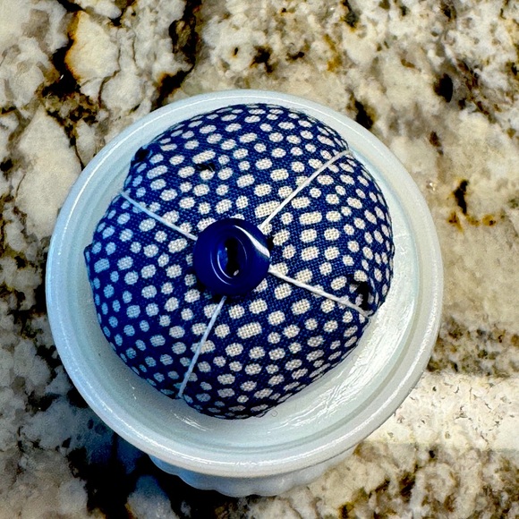 Unique vintage pincushion - Picture 3 of 3